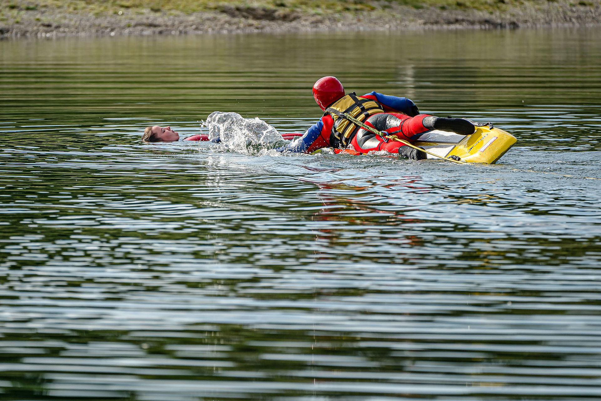 Rettung schwimmendes Mädchen